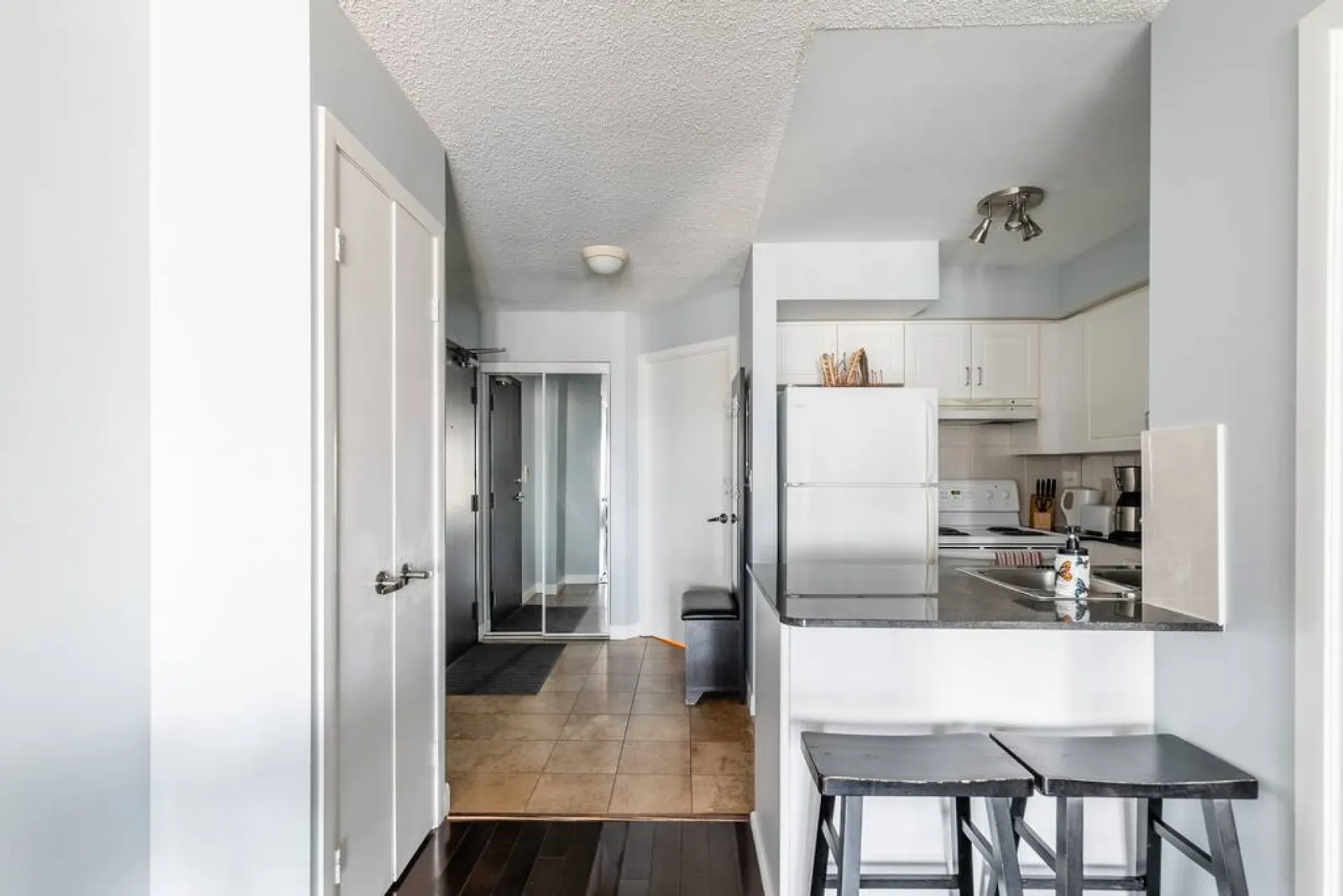 Urban Stay 1BR King Bed Sleeps 4 Parking 11