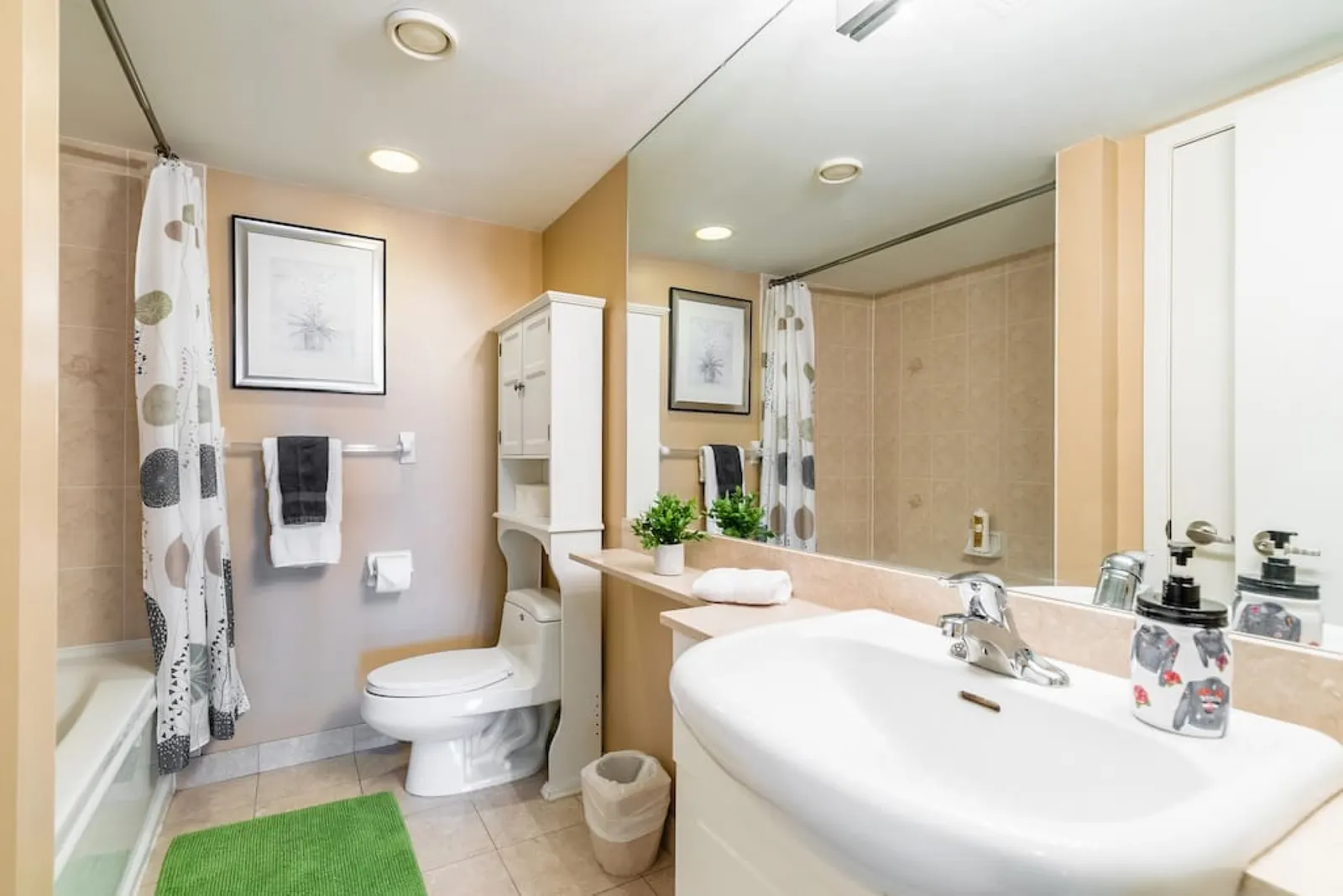 Urban Stay 1BR King Bed Sleeps 4 Parking 12