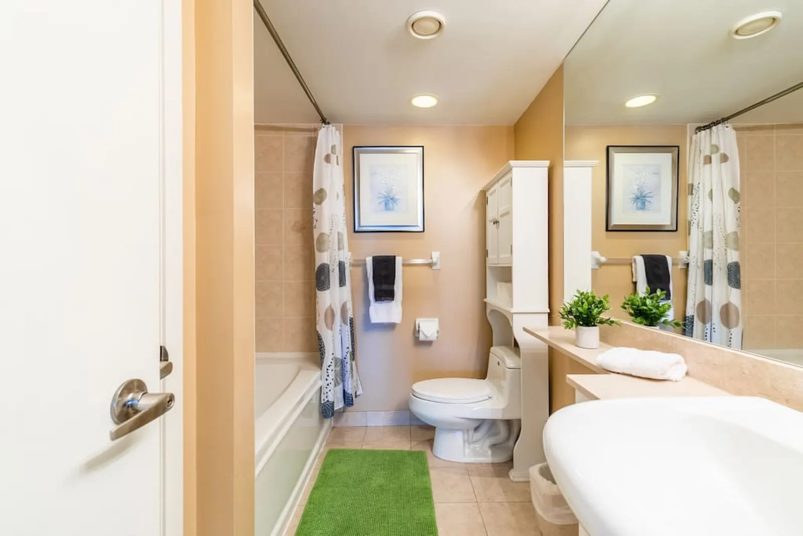 Urban Stay 1BR King Bed Sleeps 4 Parking 13