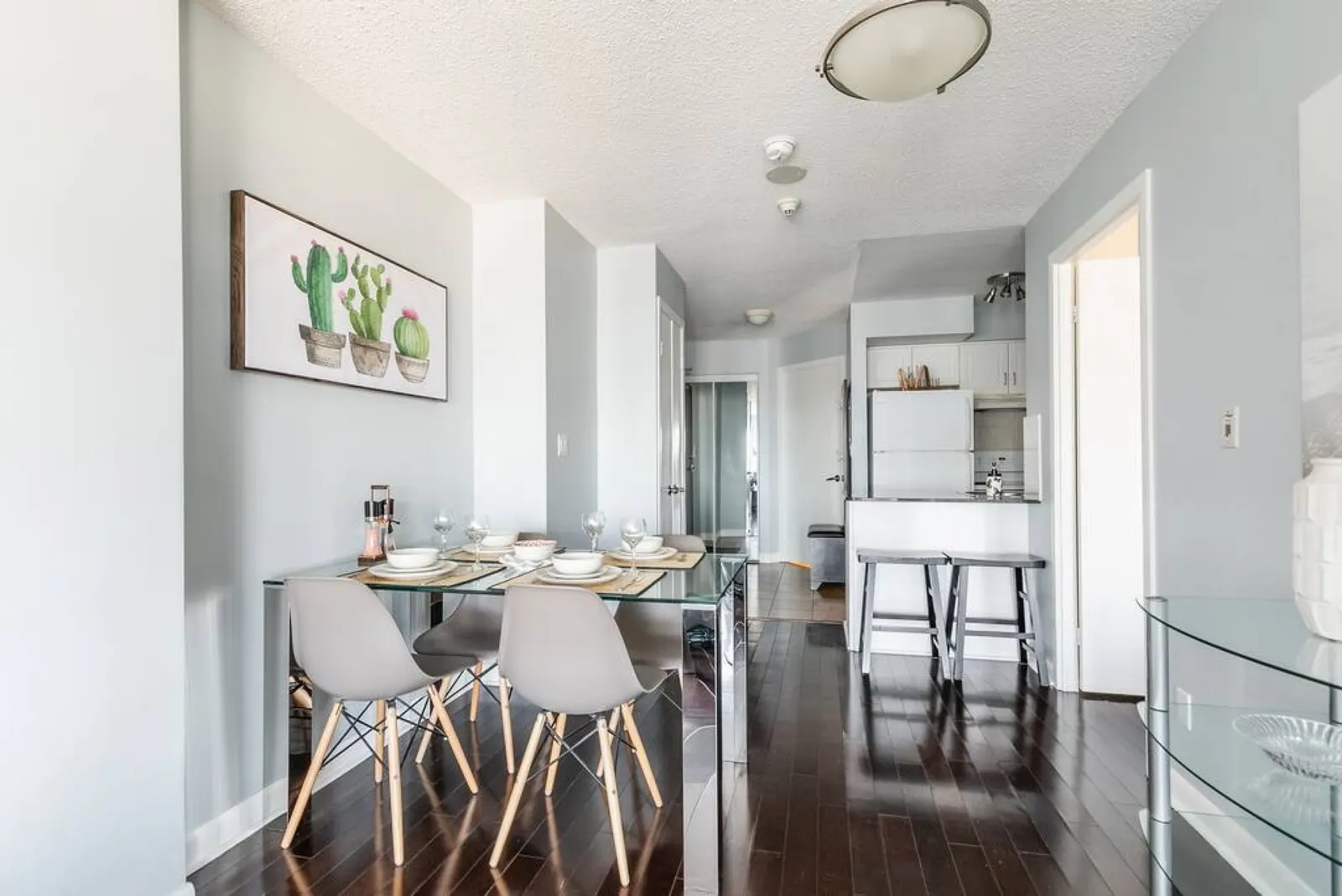 Urban Stay 1BR King Bed Sleeps 4 Parking 14