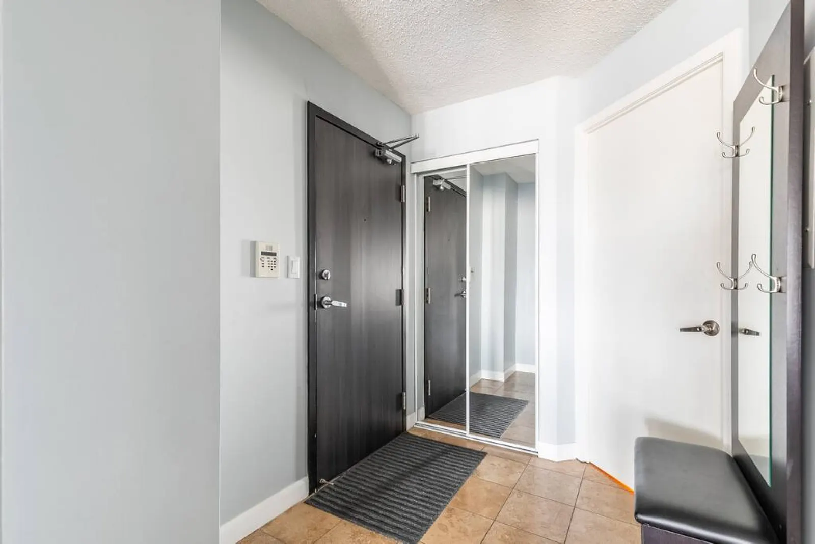 Urban Stay 1BR King Bed Sleeps 4 Parking 15