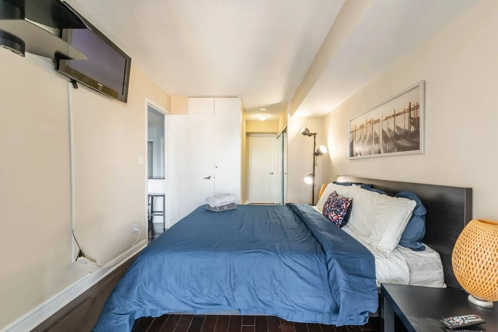 Urban Stay 1BR King Bed Sleeps 4 Parking 17