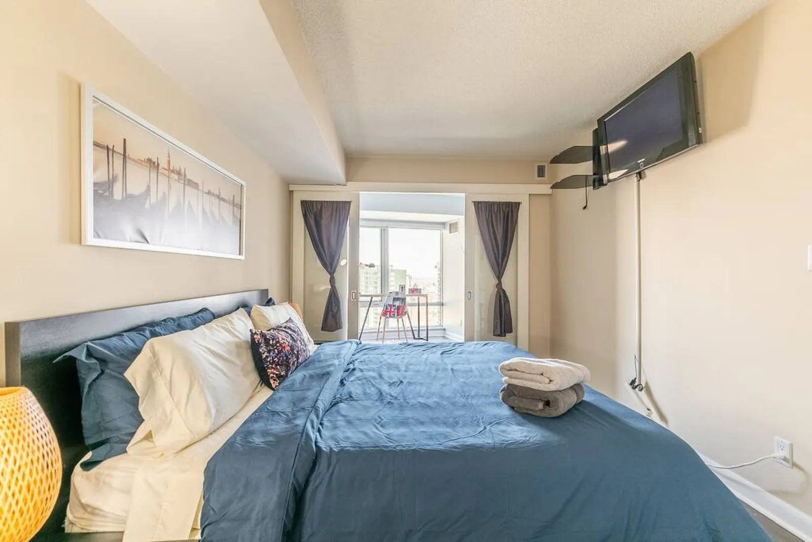 Urban Stay 1BR King Bed Sleeps 4 Parking 19