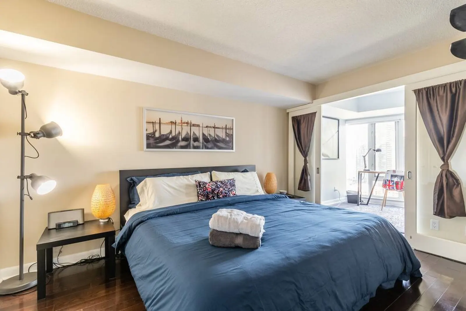 Urban Stay 1BR King Bed Sleeps 4 Parking 3