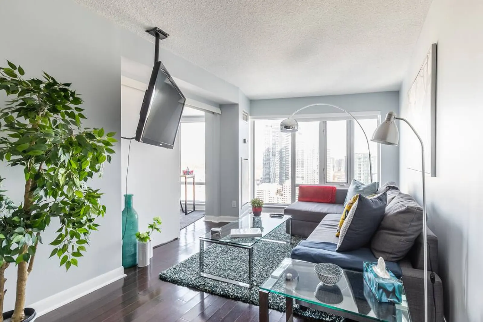 Urban Stay 1BR King Bed Sleeps 4 Parking 4