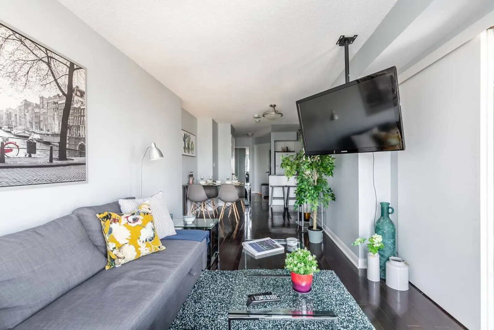 Urban Stay 1BR King Bed Sleeps 4 Parking 7