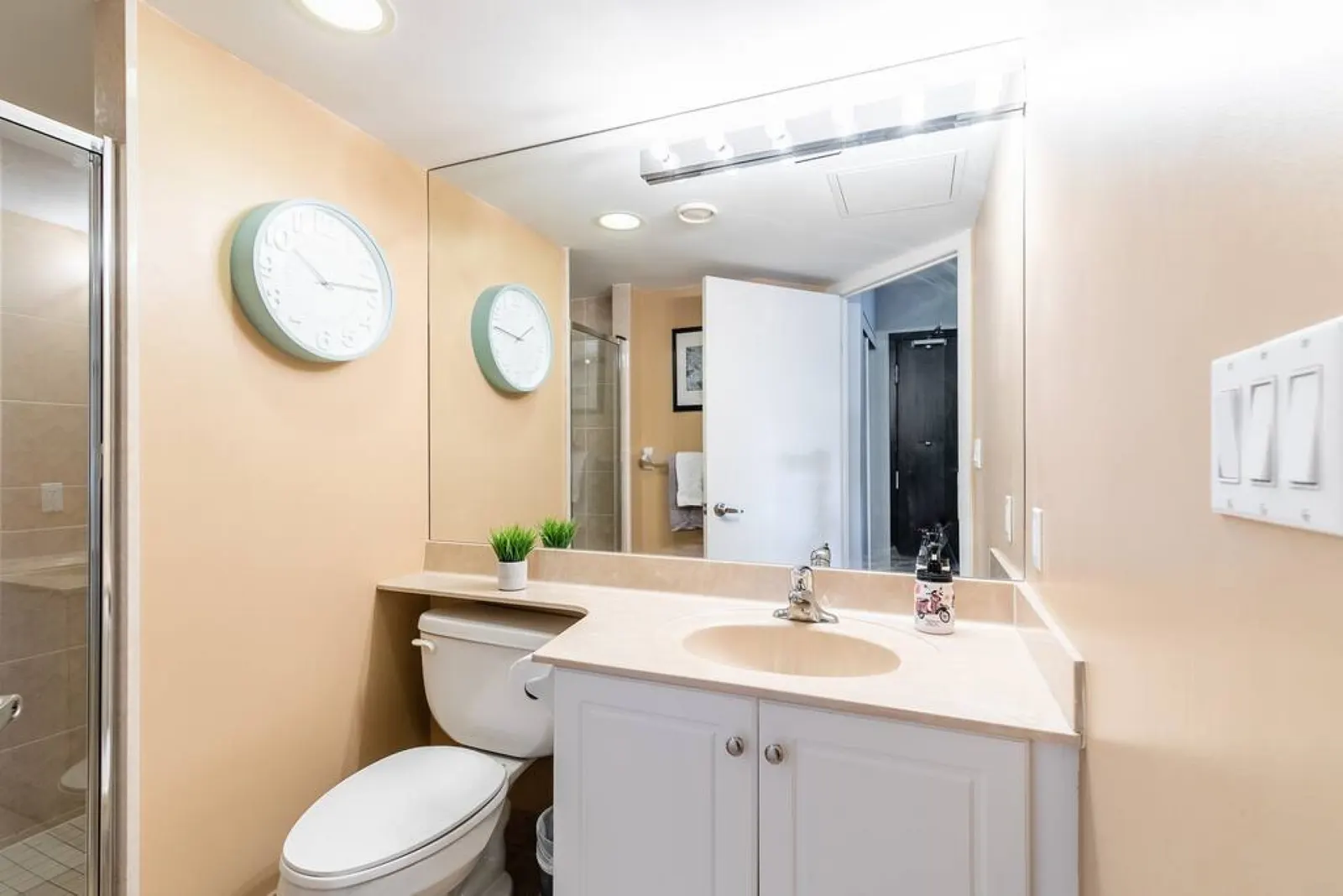 Urban Stay 1BR King Bed Sleeps 4 Parking 8