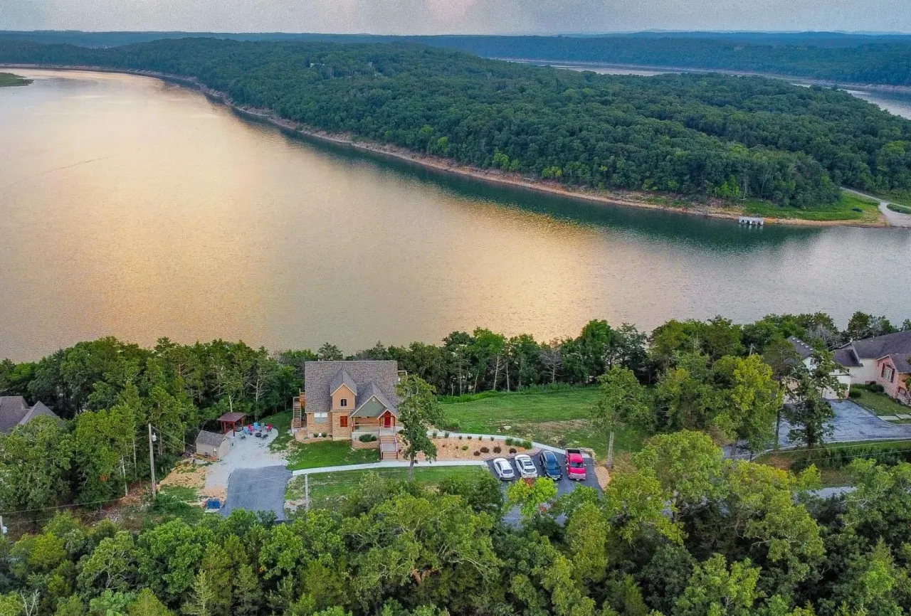 Stunning Lakeview Home, King Suites, Hot Tub, Firepit- Kayaks, Stargazing