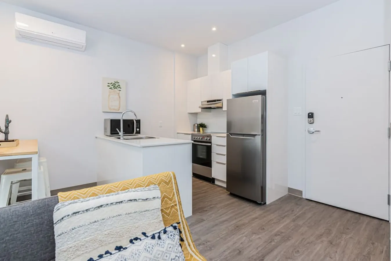 Plateau - New and Perfectly Located 1 Bedroom Apartment - Unit 8 9