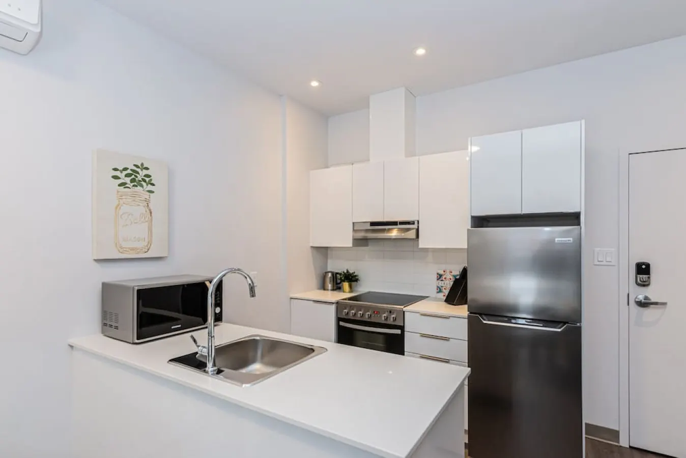 Plateau - New and Perfectly Located 1 Bedroom Apartment - Unit 8 10