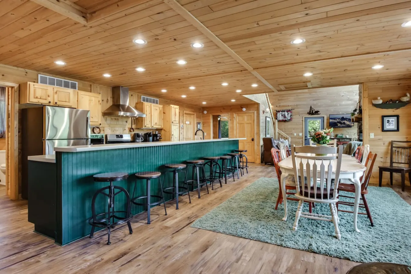 County Highway - Trail Access, Lake Access, Sleeps 23 — photo 2