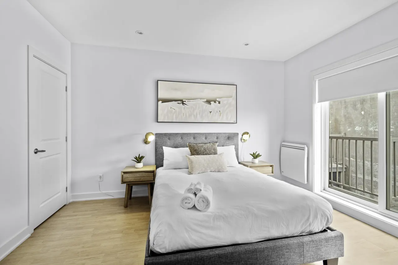 Little Italy - Renovated 2-Bedroom Haven by Jean Talon Market - Unit 6 11
