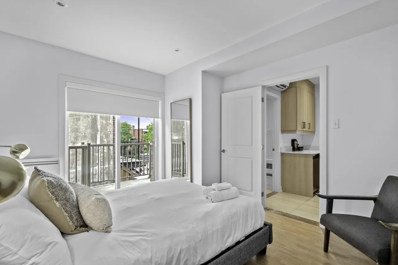 Little Italy - Renovated 2-Bedroom Haven by Jean Talon Market - Unit 6 12