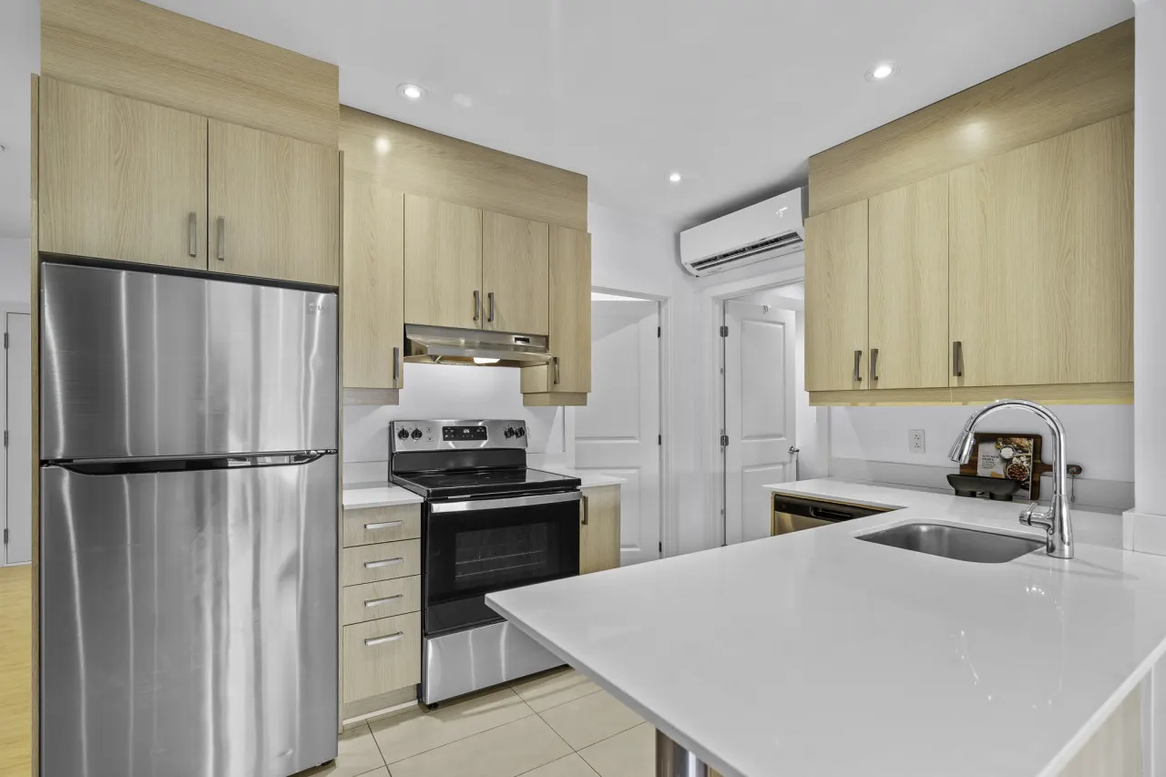 Little Italy - Renovated 2-Bedroom Haven by Jean Talon Market - Unit 6 7