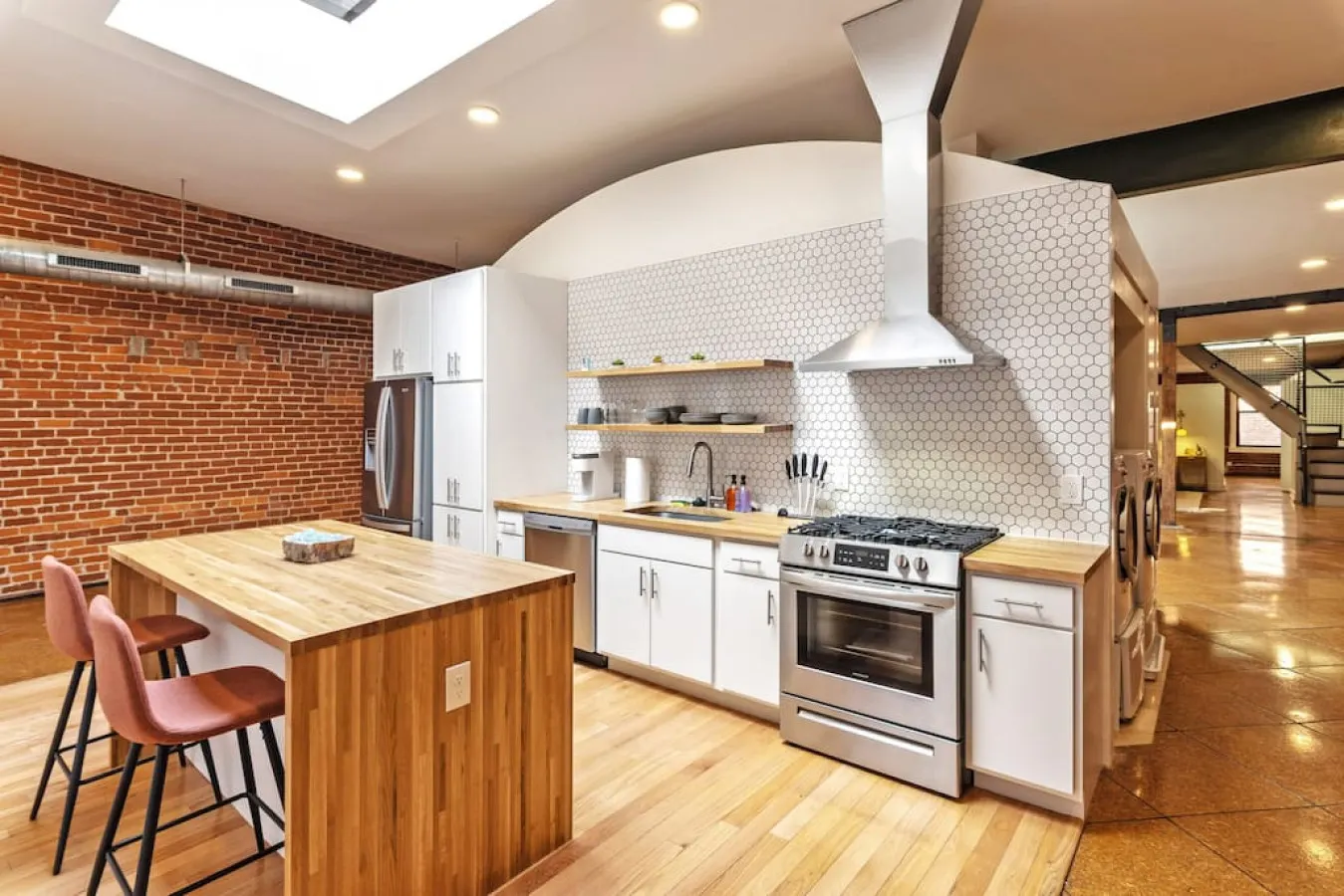 Spacious Retreat w Private Roof Deck Walkable to ALL 2