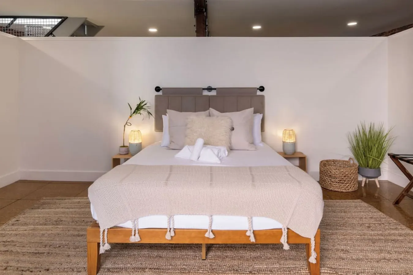 Spacious Retreat w Private Roof Deck Walkable to ALL 11