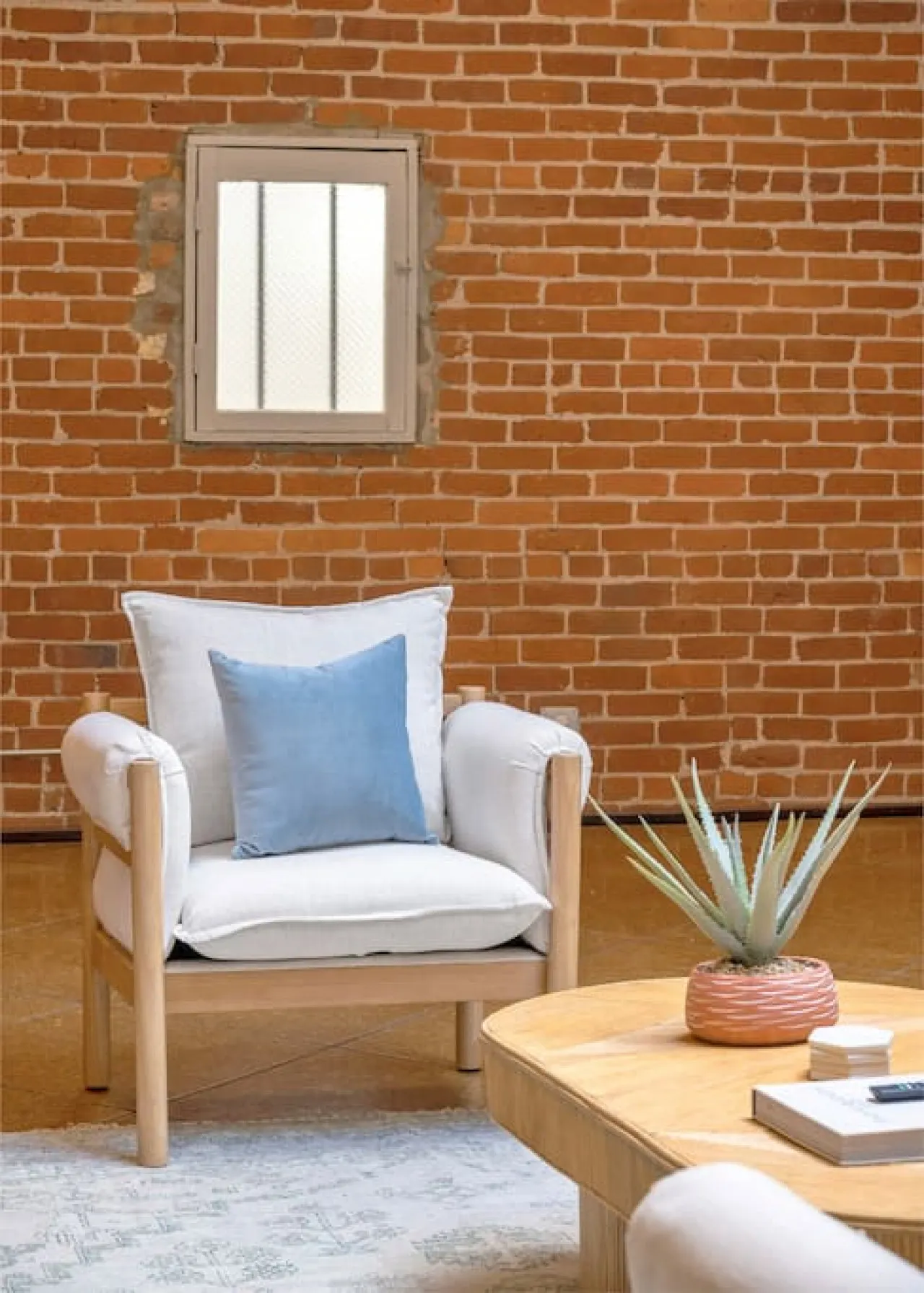 Spacious Retreat w Private Roof Deck Walkable to ALL 20