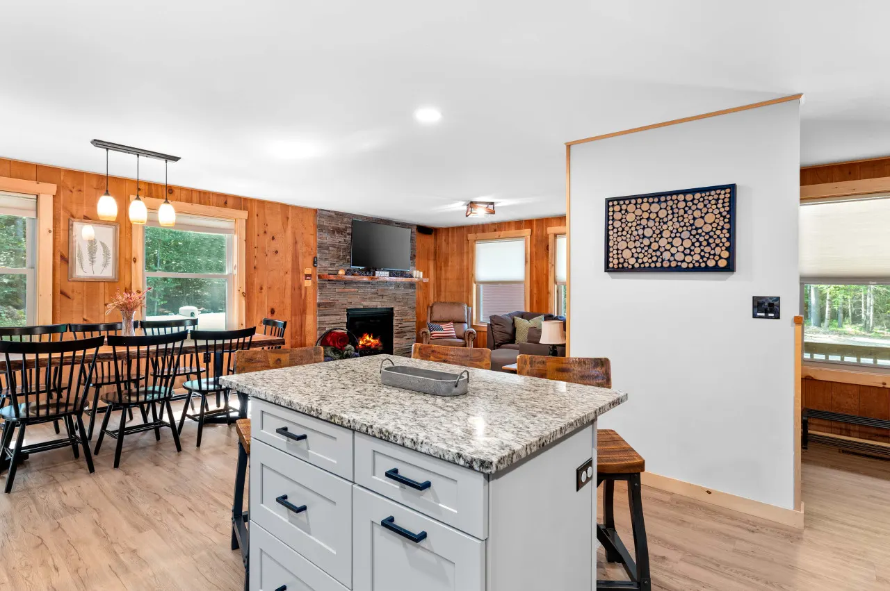 Luxe Lodge in the woods! W/Sauna & Hot tub 3