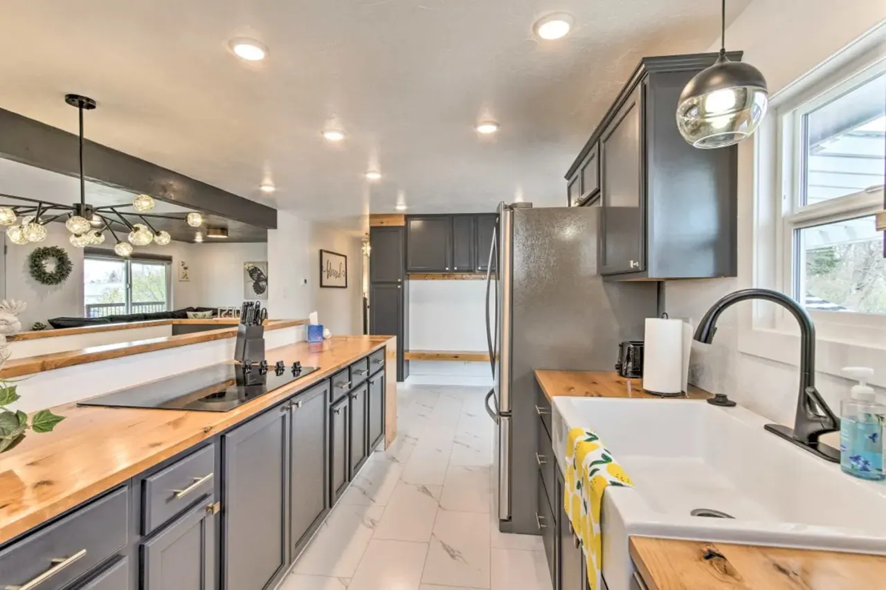 Modern Montana Retreat Hot Tub + Playset W & R 8