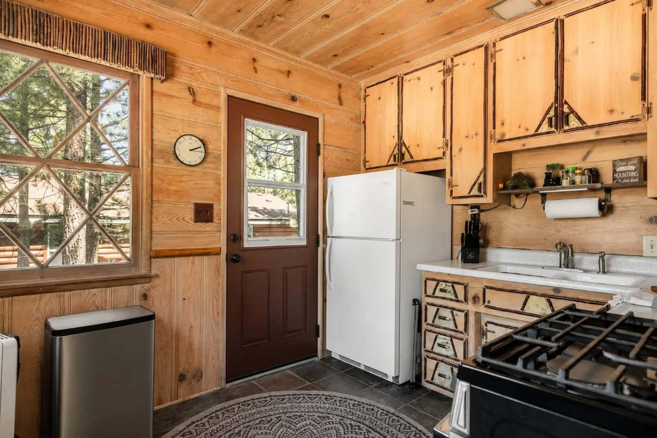 Whispering Pines Nook BBQ and Deck 6
