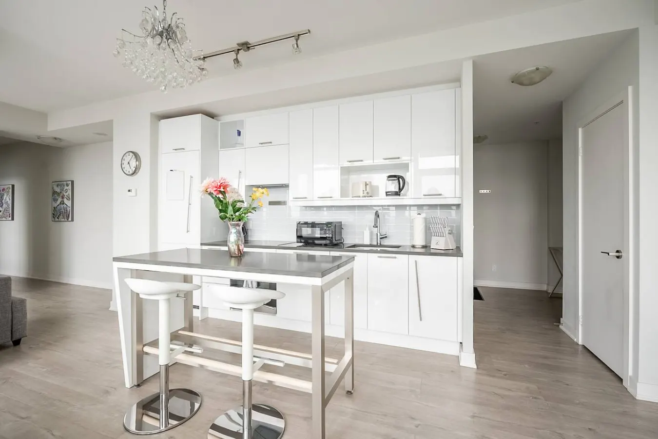 Modern 2BR/2BA Suite Incredible Views Parking 2