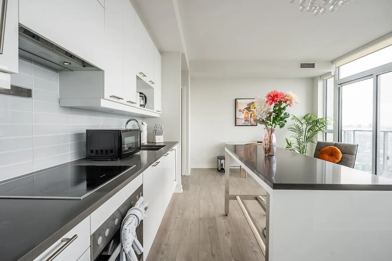 Modern 2BR/2BA Suite Incredible Views Parking 10