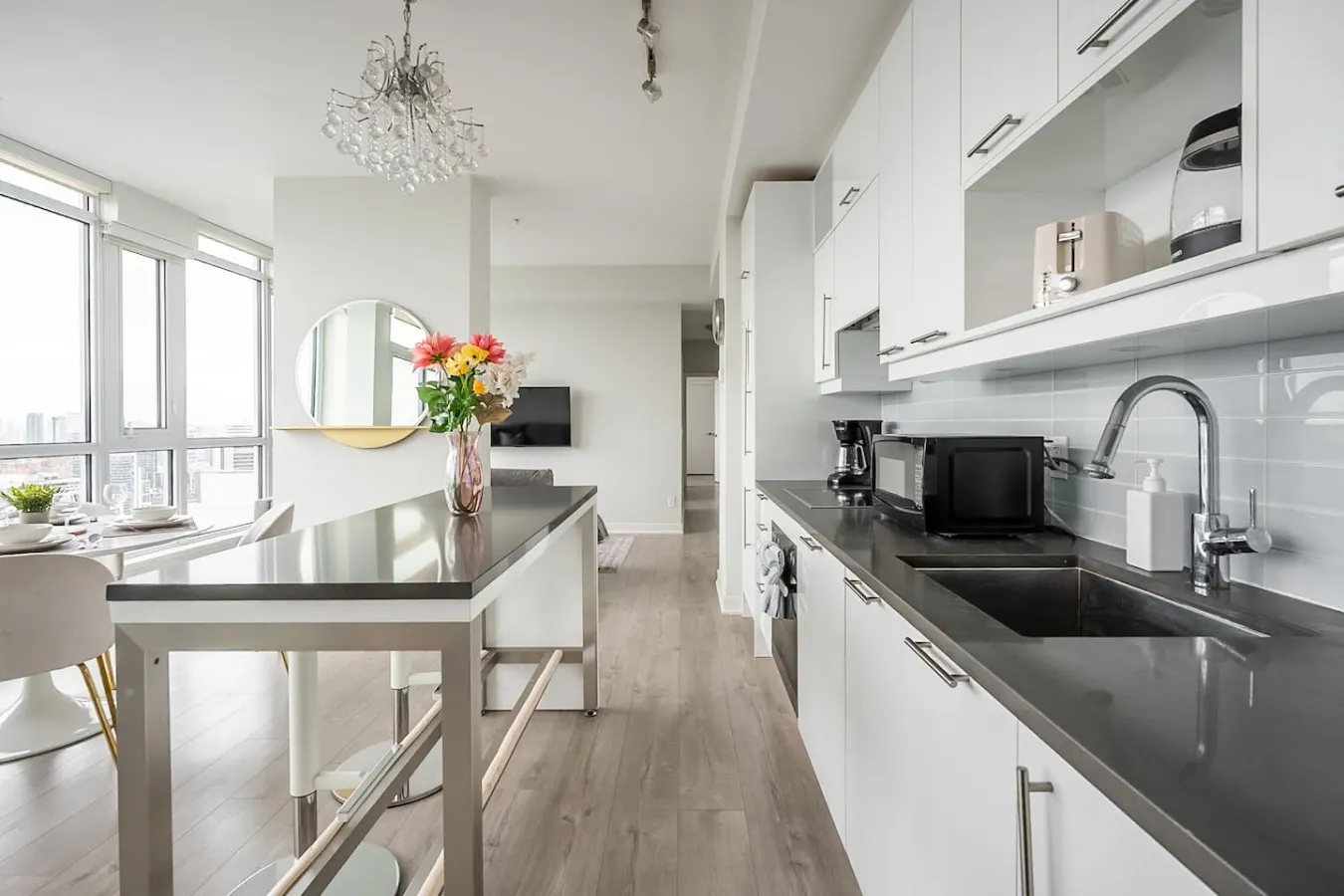 Modern 2BR/2BA Suite Incredible Views Parking 12