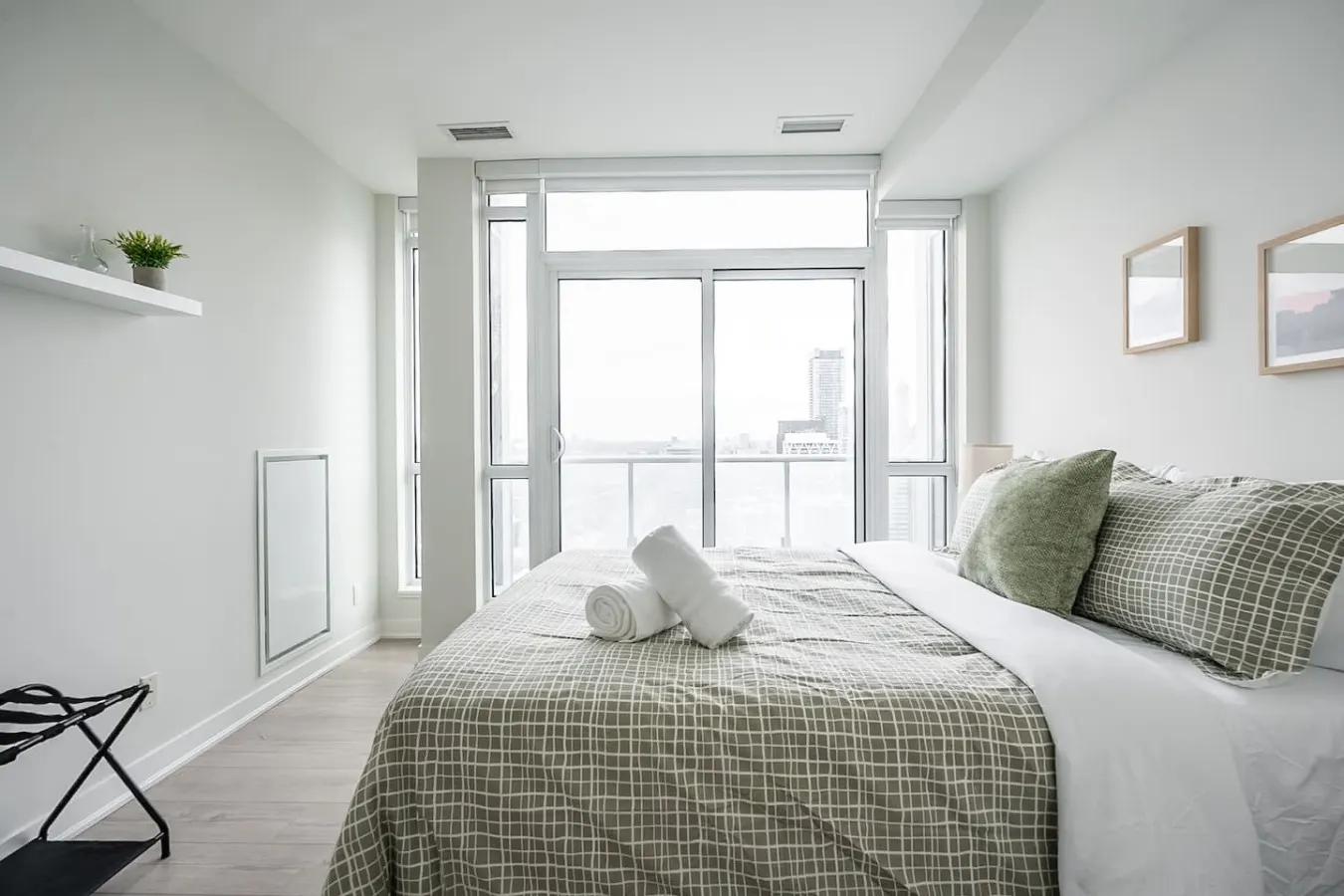 Modern 2BR/2BA Suite Incredible Views Parking 16
