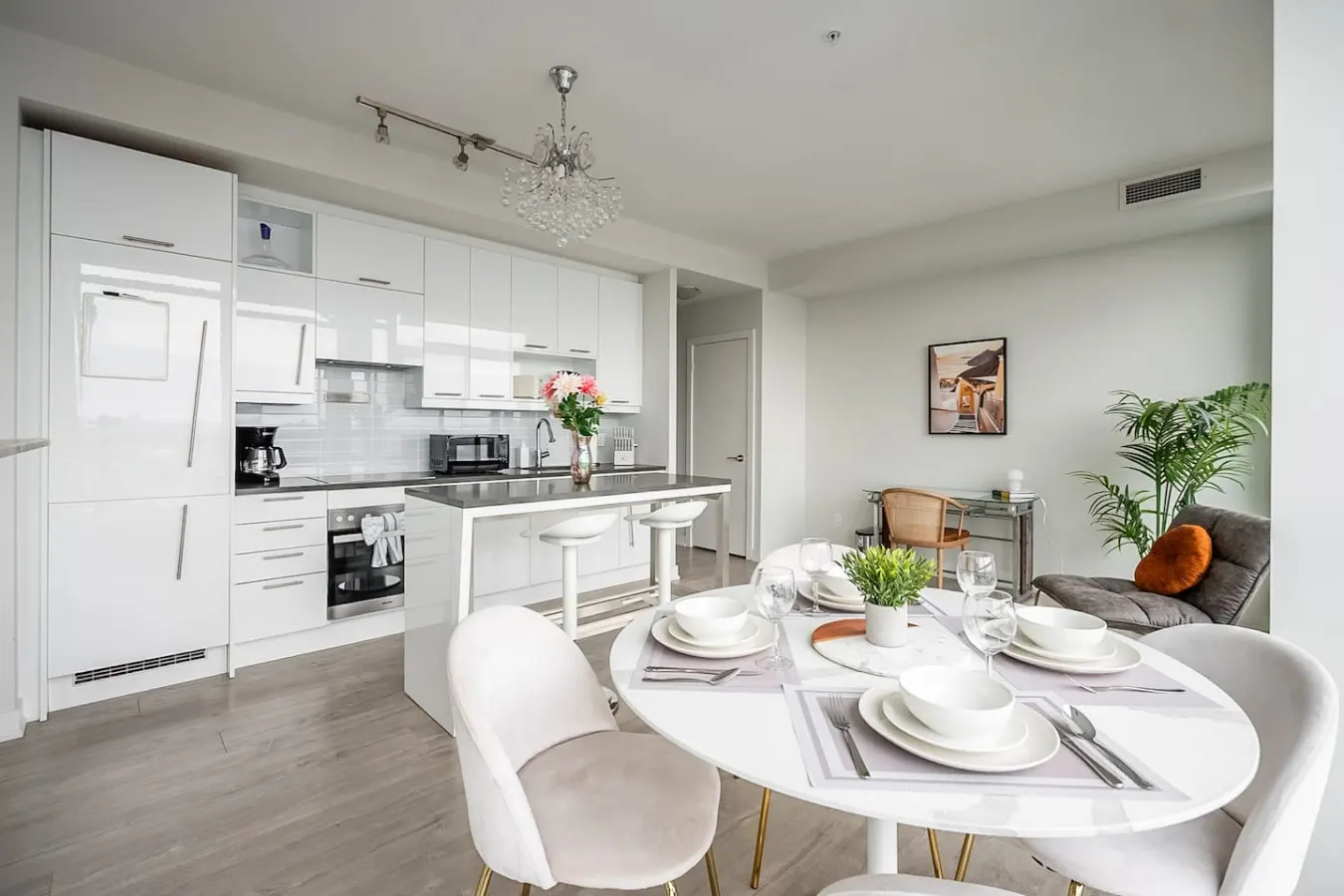 Modern 2BR/2BA Suite Incredible Views Parking 3