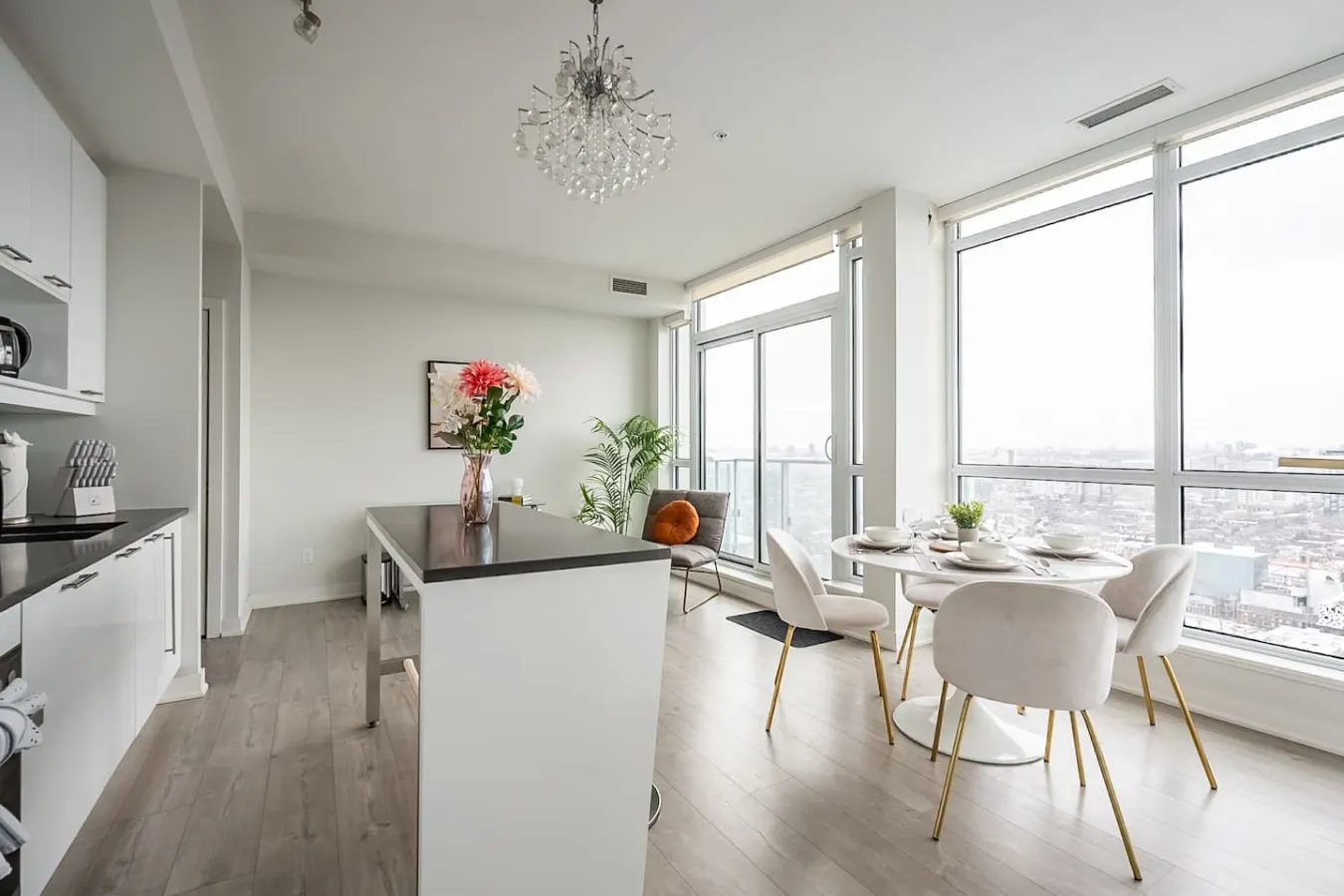 Modern 2BR/2BA Suite Incredible Views Parking 7
