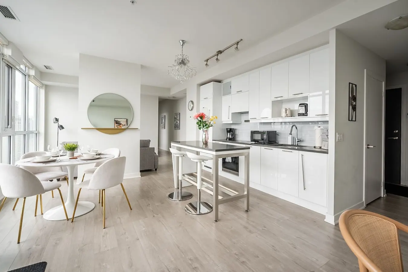Modern 2BR/2BA Suite Incredible Views Parking 8