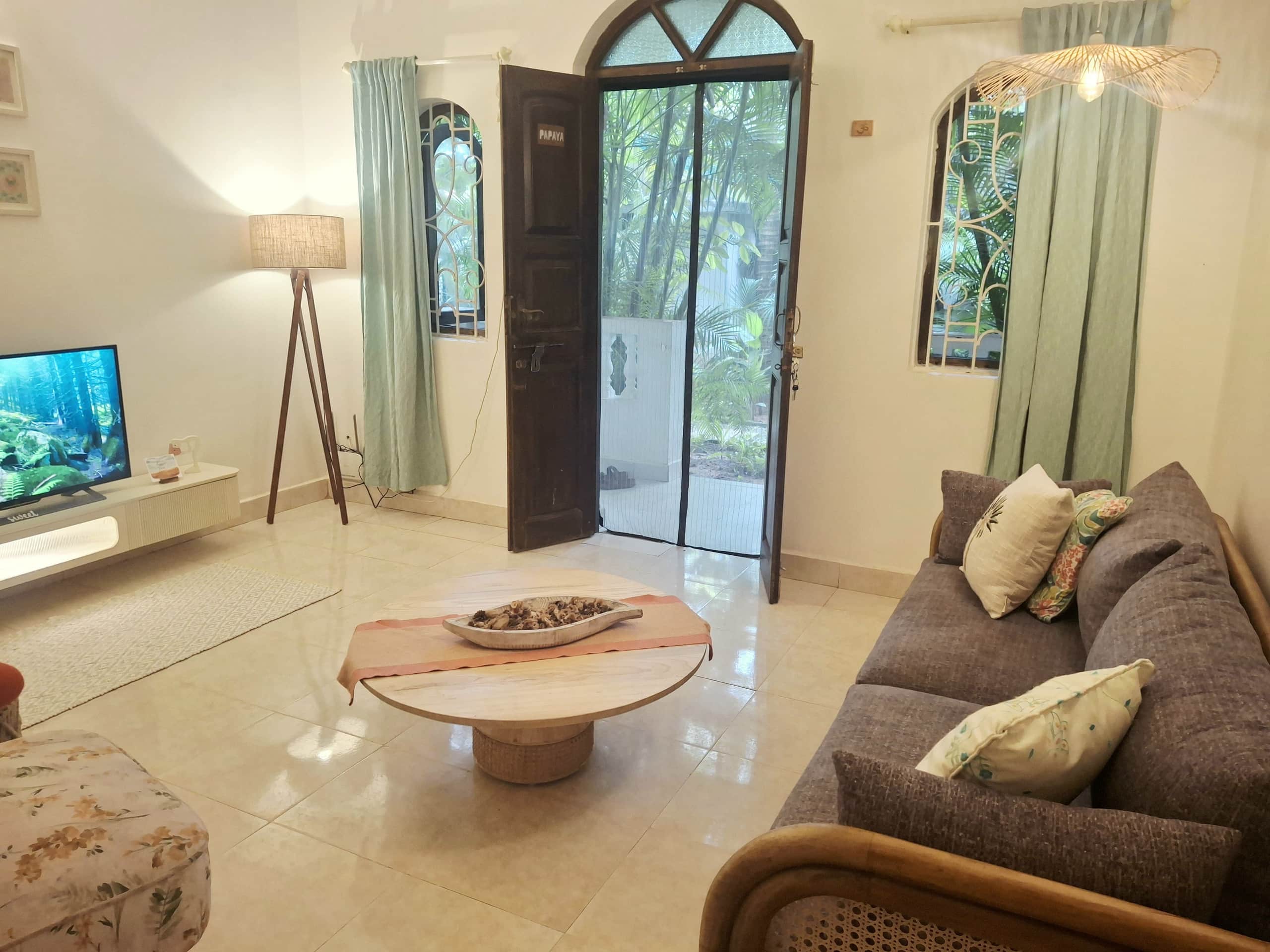 Papaya - tropical retreat steps from the beach! 8