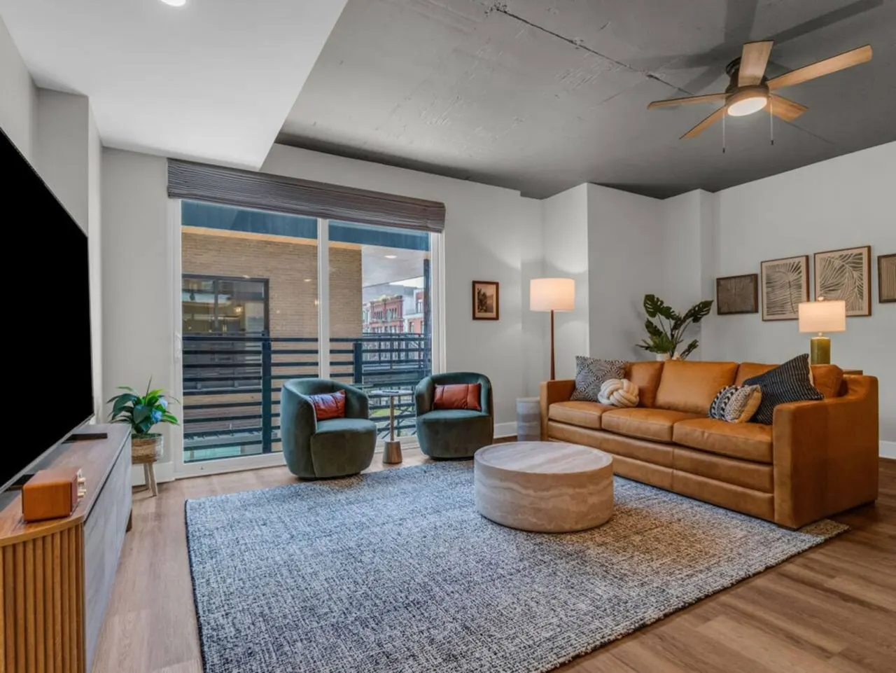 Lone Tree Retreat | Parking+Bright Living