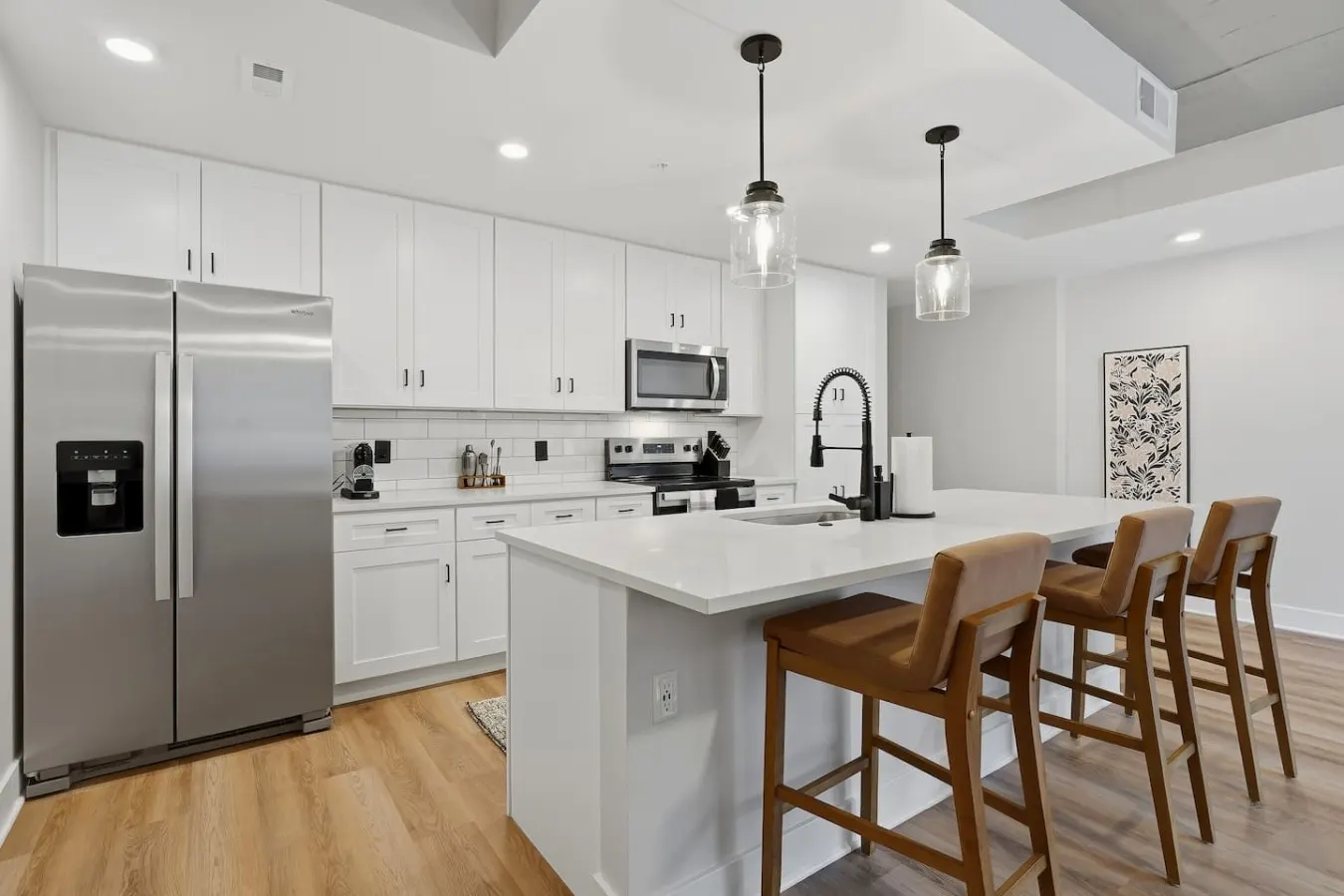 Lone Tree Retreat | Parking+Bright Living — photo 2
