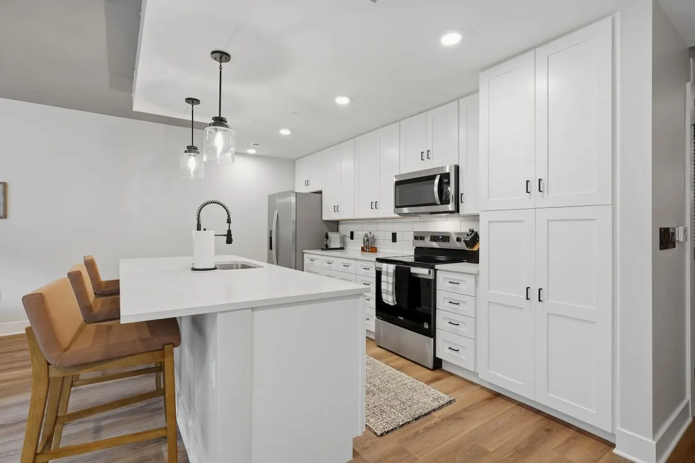 Lone Tree Retreat Parking+Bright Living 16