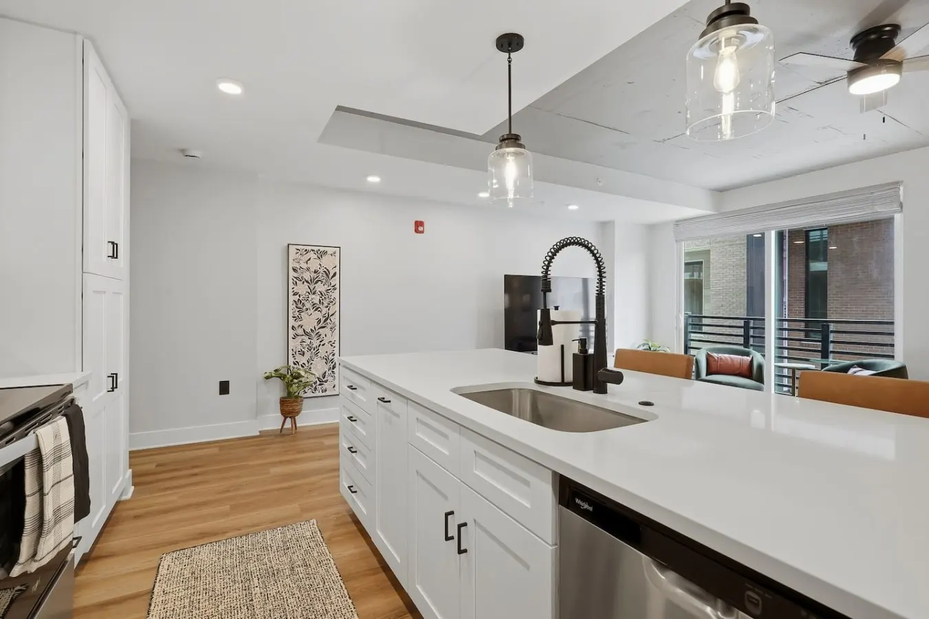 Lone Tree Retreat Parking+Bright Living 18