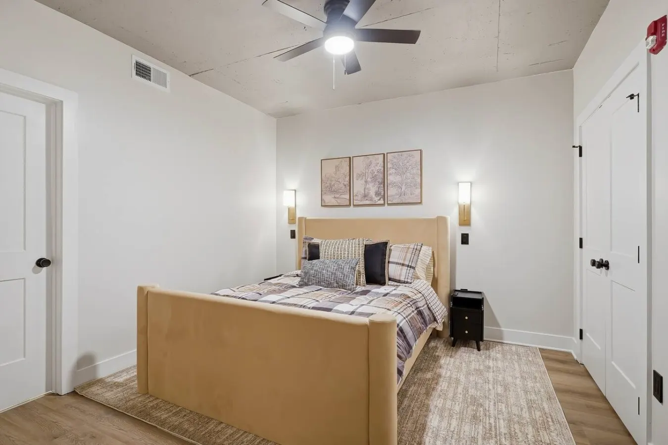 Lone Tree Retreat | Parking+Bright Living — photo 4