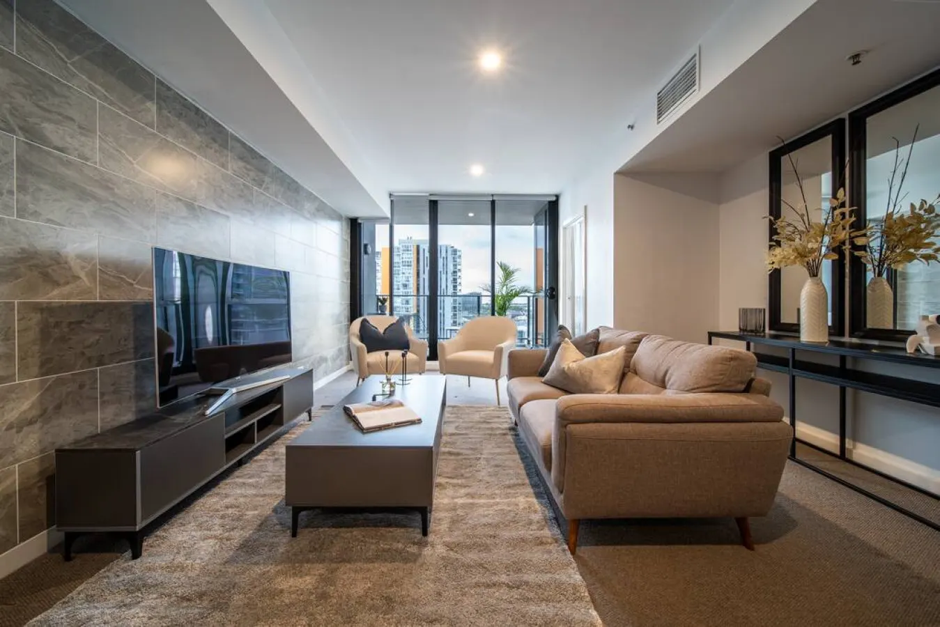 Sky High on Grote: An Elevated Inner-City Stay — photo 2