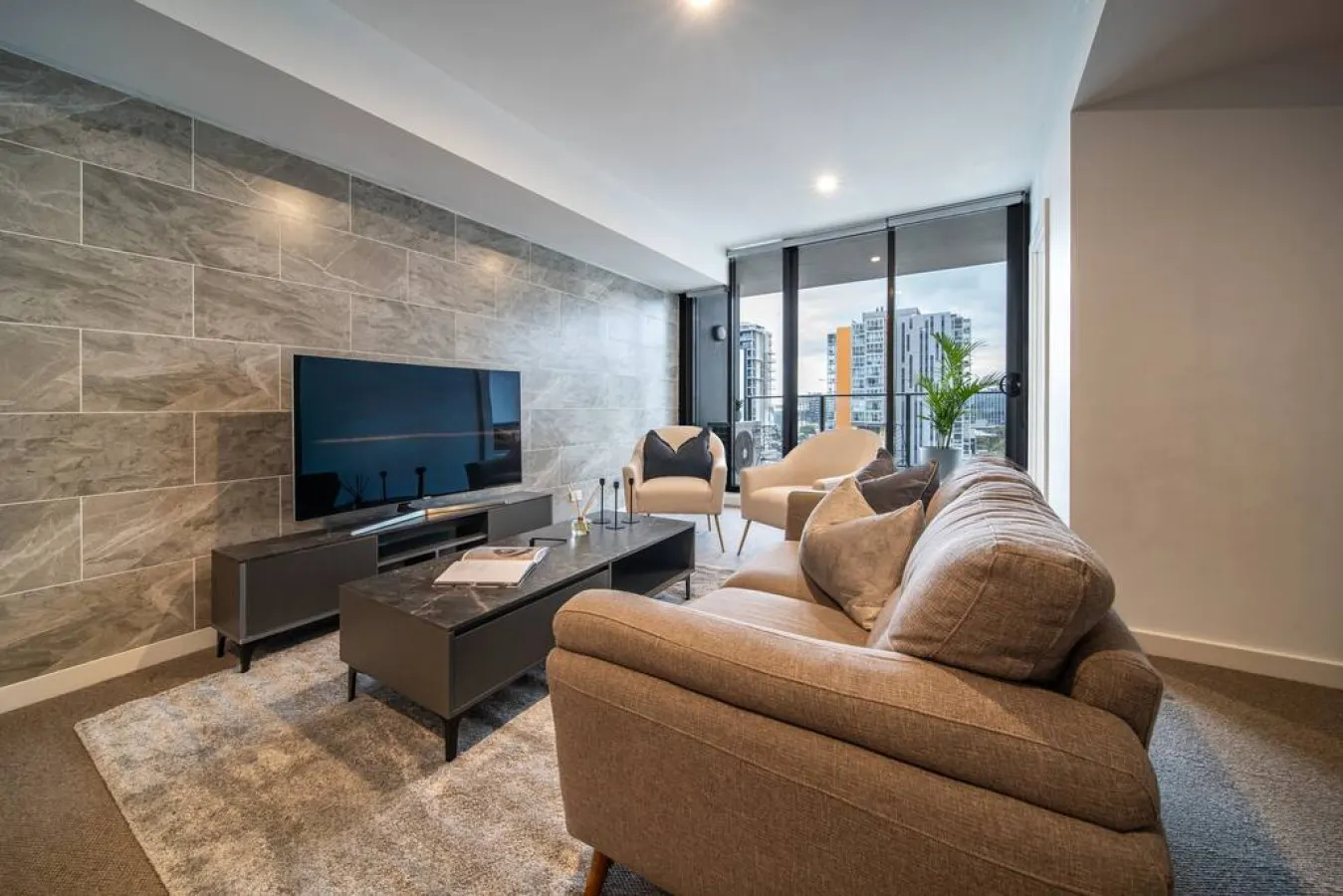 Sky High on Grote: An Elevated Inner-City Stay 10