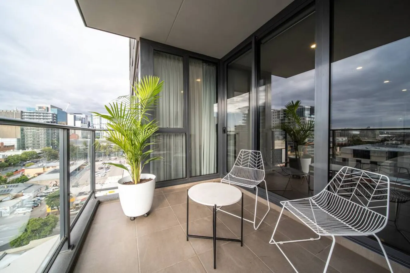 Sky High on Grote: An Elevated Inner-City Stay — photo 4