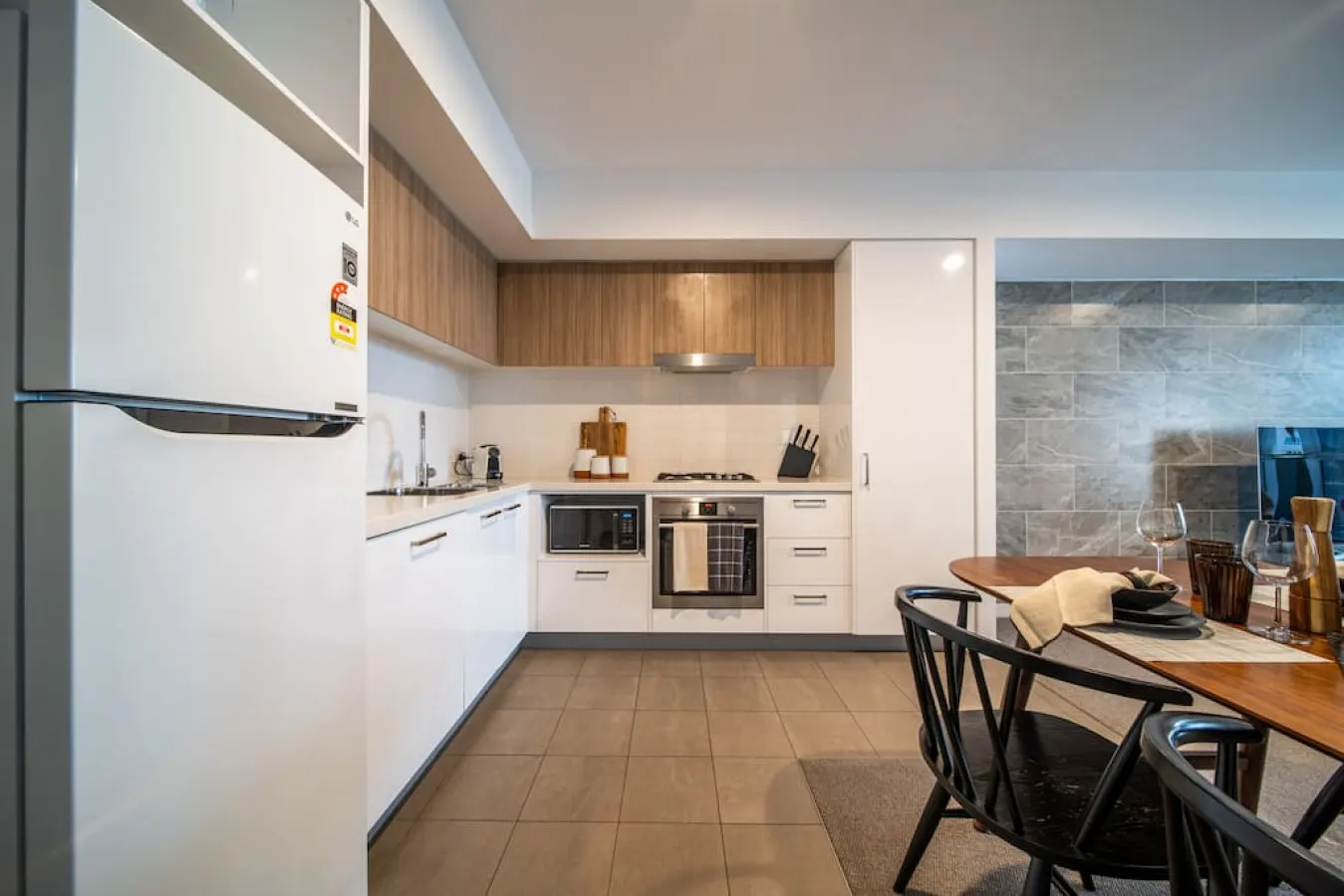 Sky High on Grote: An Elevated Inner-City Stay — photo 5