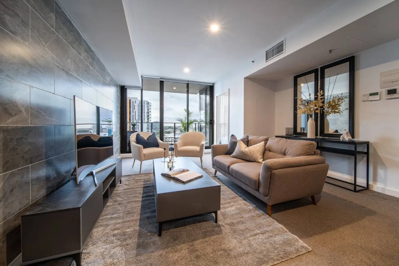 Sky High on Grote: An Elevated Inner-City Stay 7
