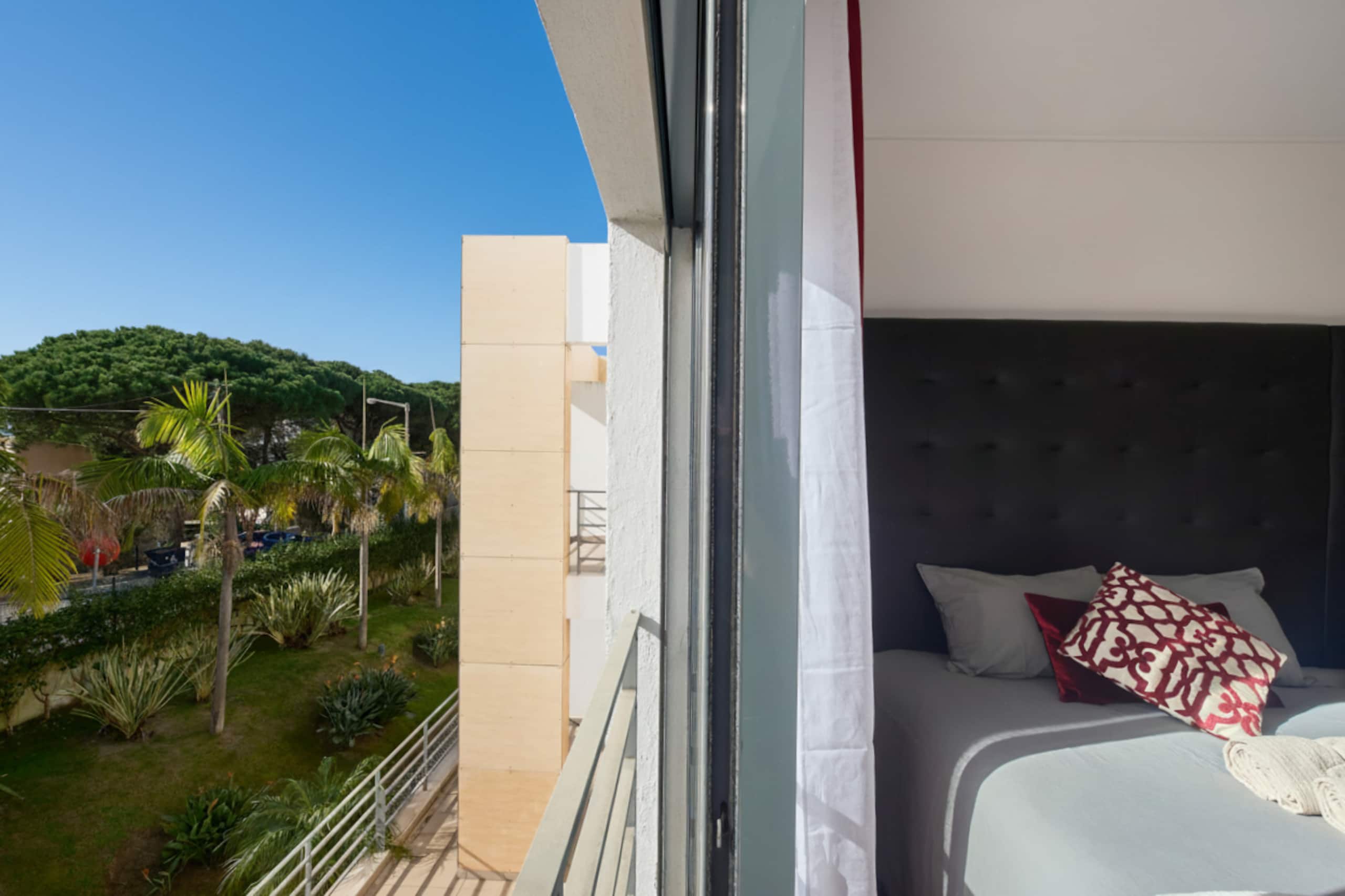 Riviera Premium - Pool, Gardens & Private Rooftop 23