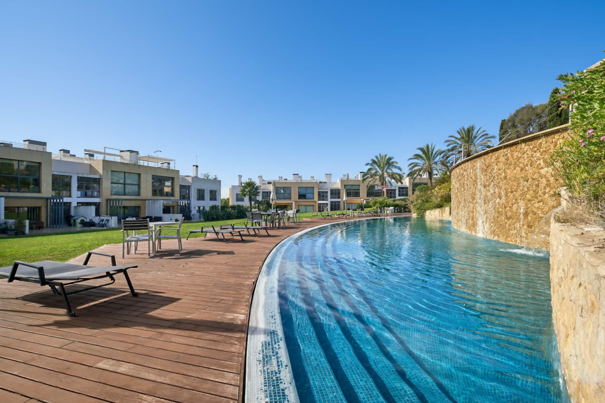Riviera Premium - Pool, Gardens & Private Rooftop 2