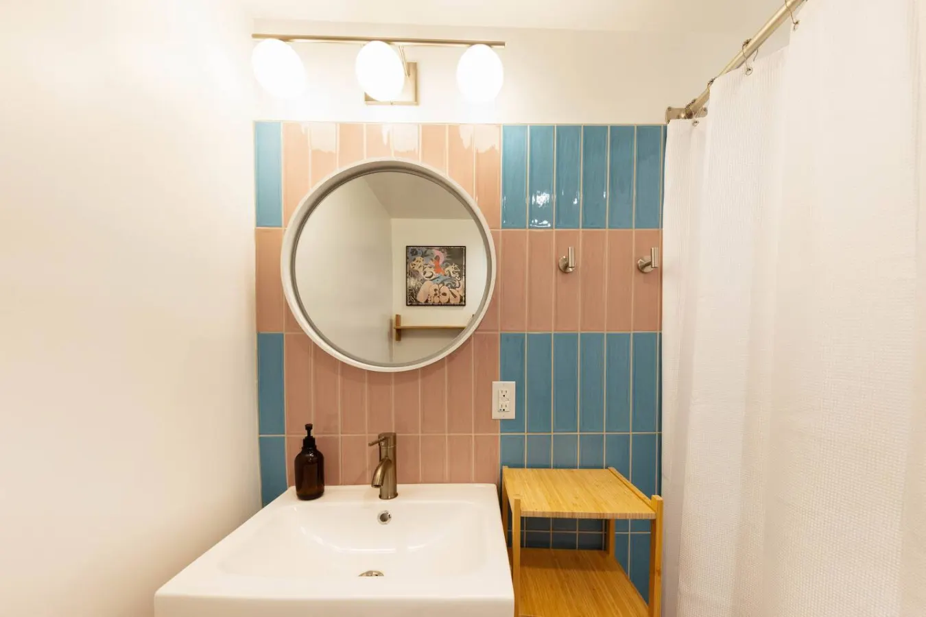 NEW Seattle Retro Retreat Sleeps 4 20
