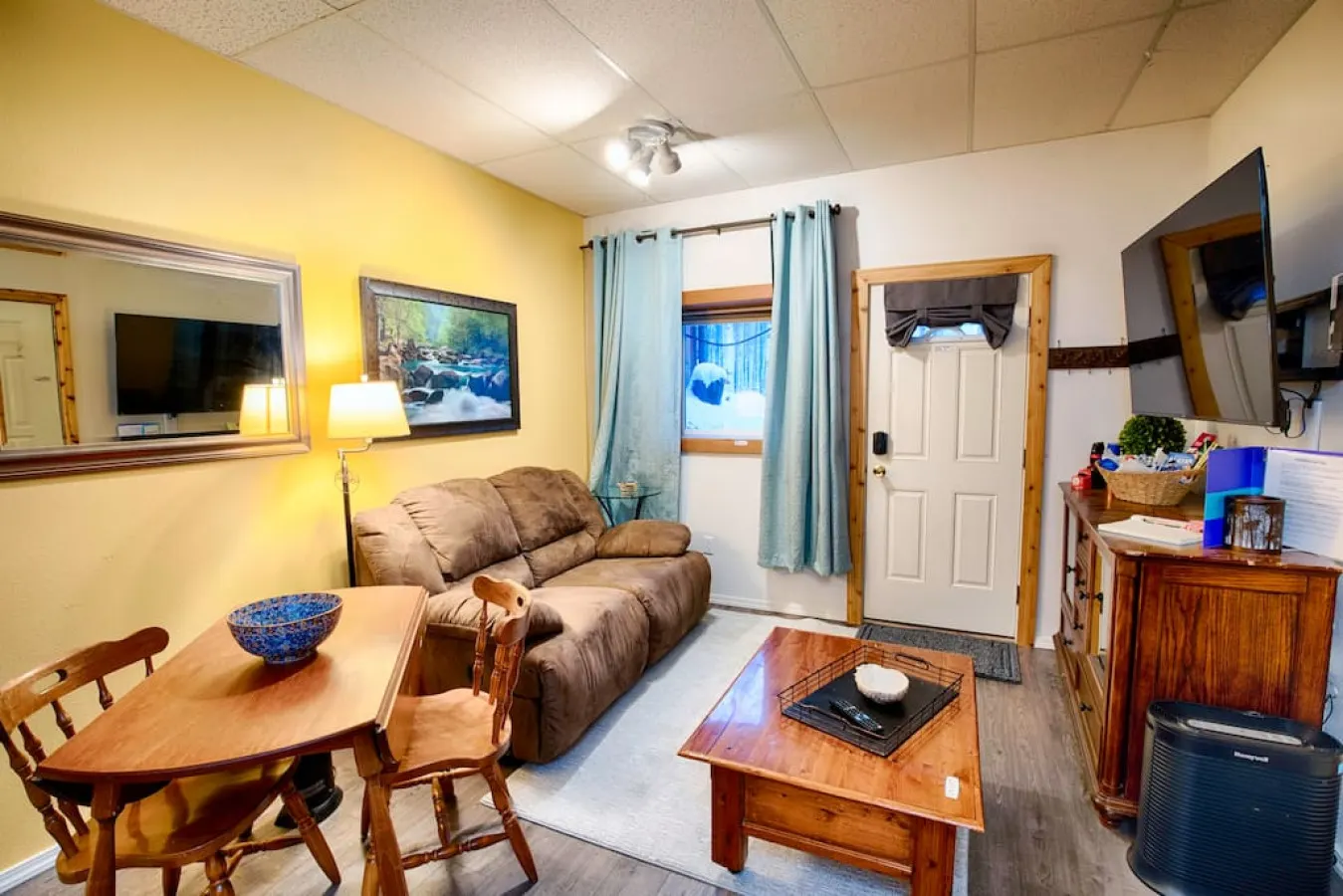 Cozy Basement Apartment & Executive Retreat