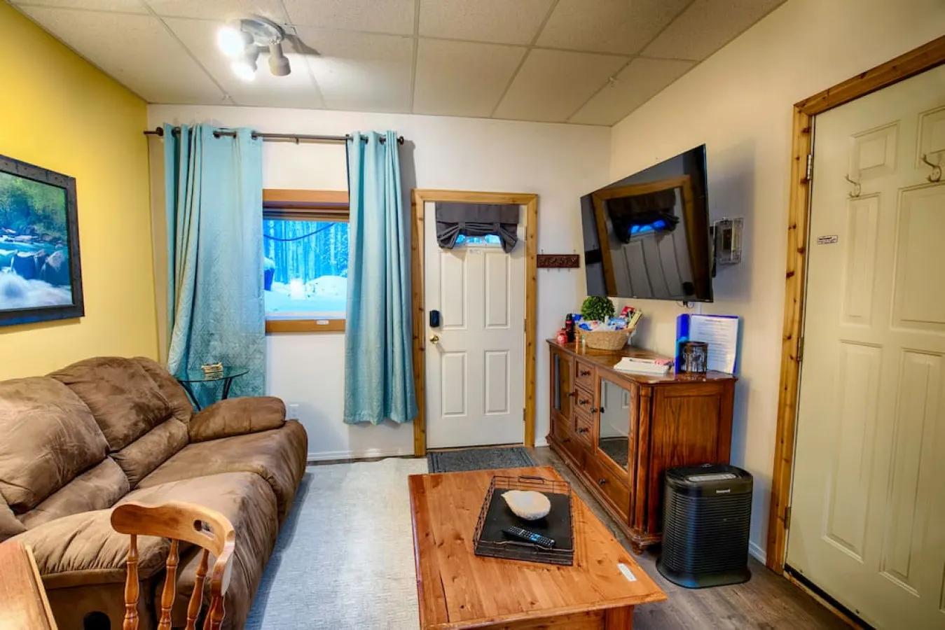 Cozy Basement Apartment & Executive Retreat 11