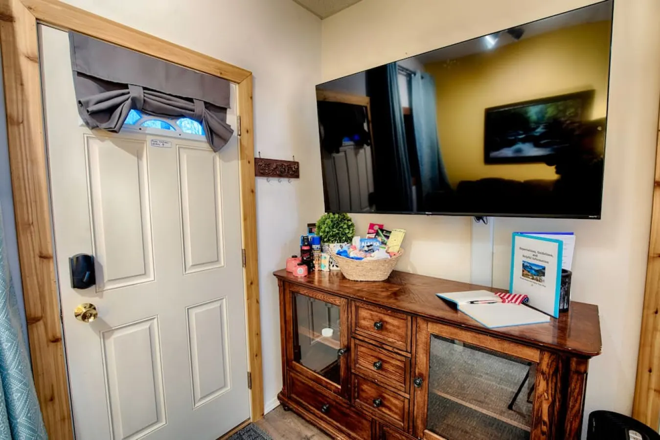 Cozy Basement Apartment & Executive Retreat 12