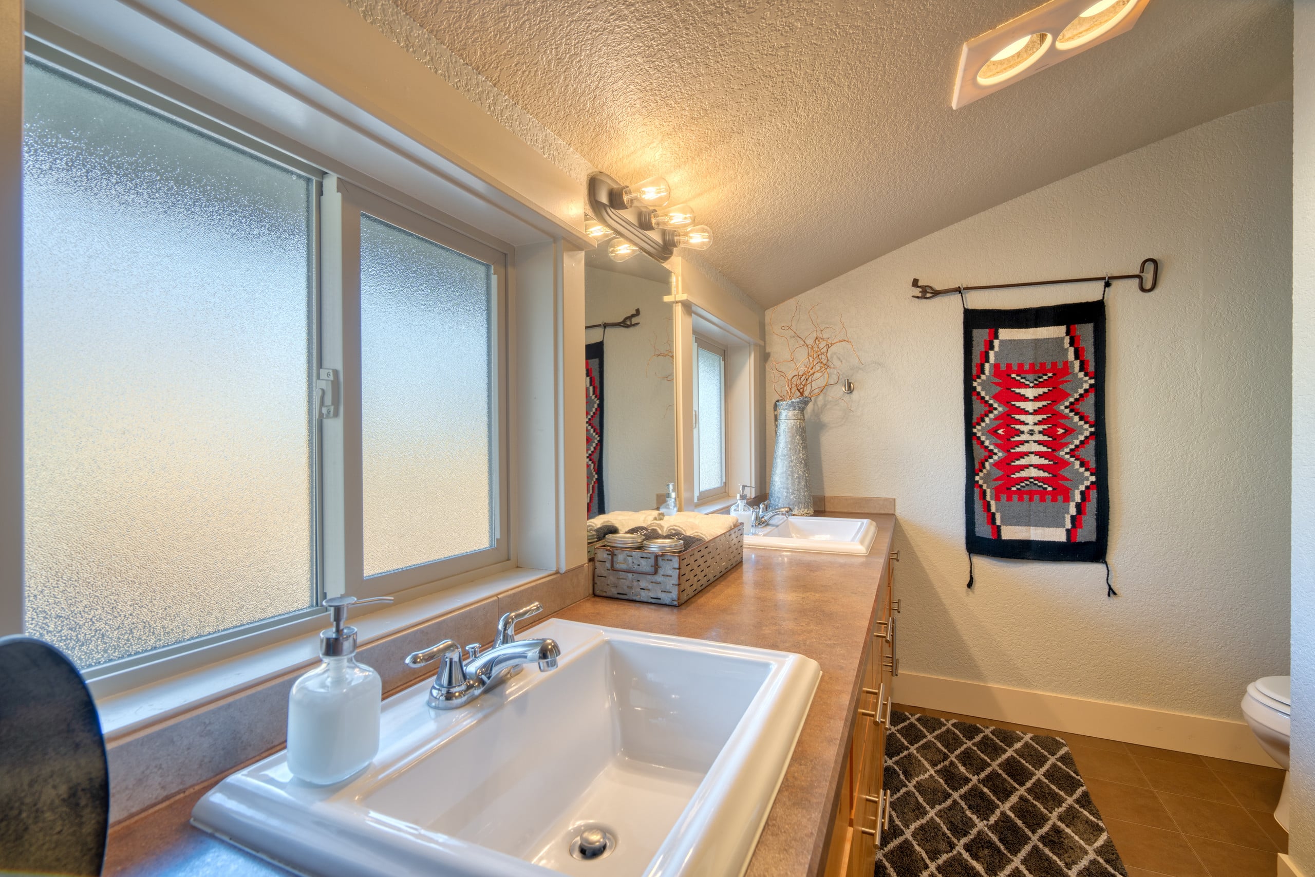 Spacious Bend Mid-Century•Near Old Mill & Downtown 35
