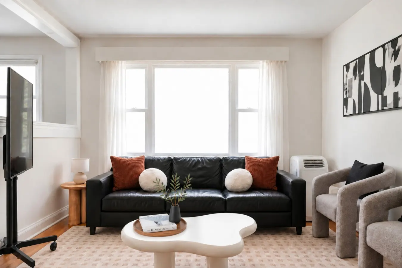Cozy 2BR – Walk to Downtown & University!